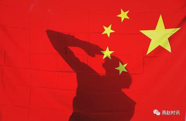 景甜穿粉白拼接套装，要多可爱有多可爱，这一身穿搭很少女风哟